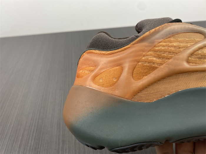 ad1d*s Y**zy 700 v3 copfad gy4109