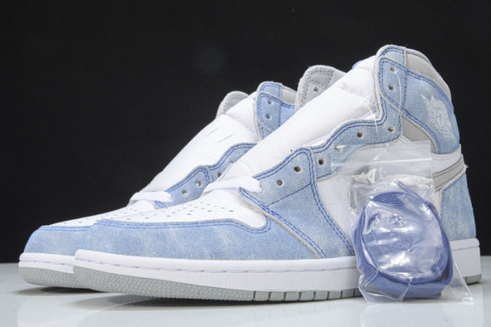 Air Jordan 1 Retro High OG Hyper Royal  555088-402
