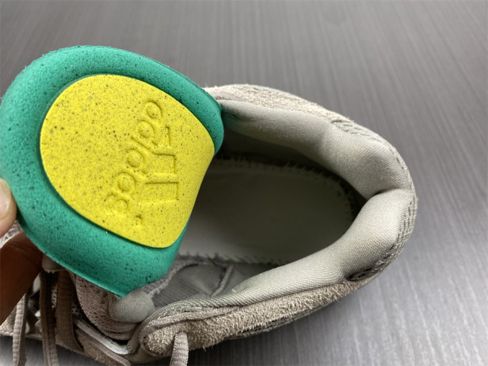 ad1d*s Y**zy 500 taupe light gx3607