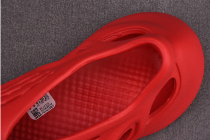 ad1d*s Y**zy foam runner red cw3355
