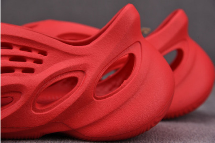 ad1d*s Y**zy foam runner red cw3355