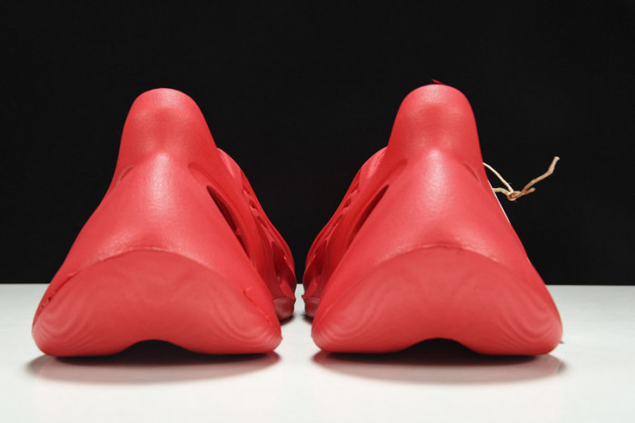 ad1d*s Y**zy foam runner red cw3355