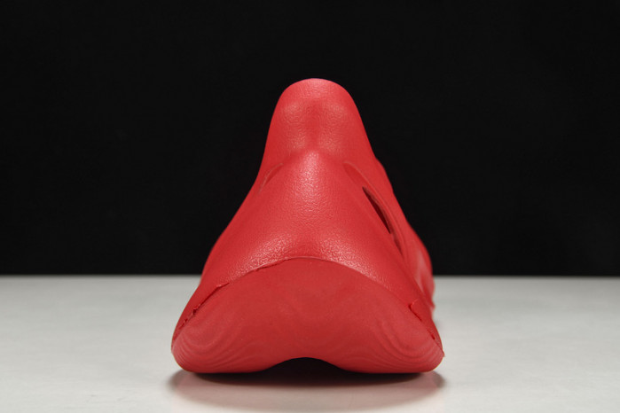 ad1d*s Y**zy foam runner red cw3355