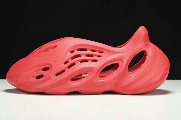 ad1d*s Y**zy foam runner red cw3355