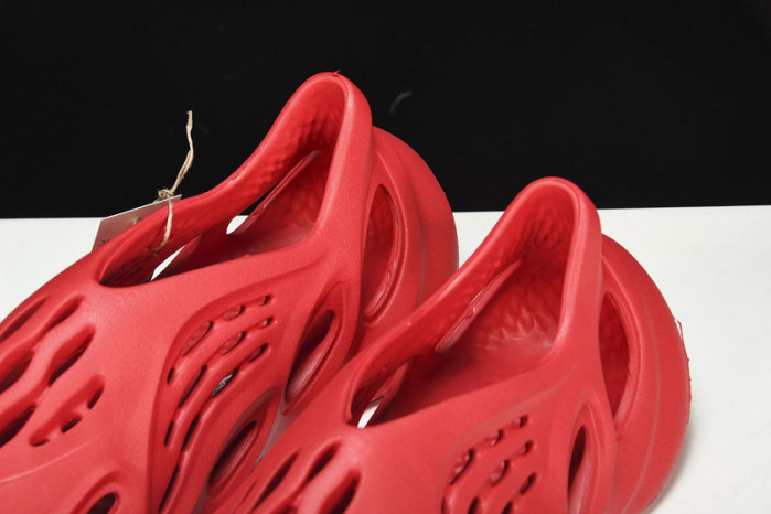 ad1d*s Y**zy foam runner red cw3355