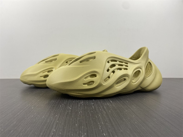 Y**zy foam runner  gv6775