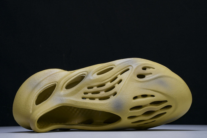 Y**zy foam runner  “desert sand” gv6843