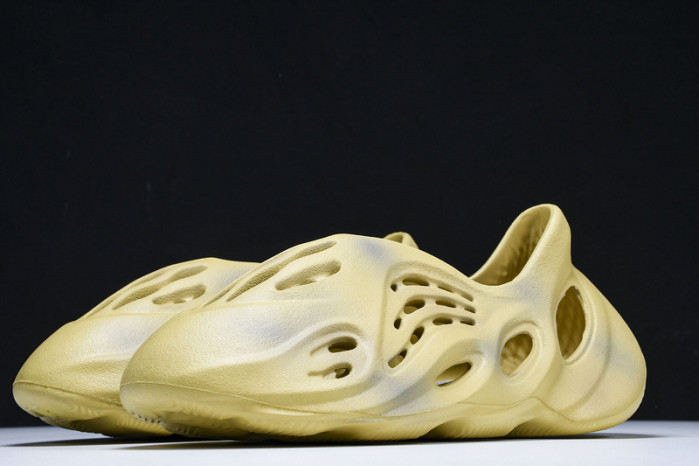 Y**zy foam runner  “desert sand” gv6843