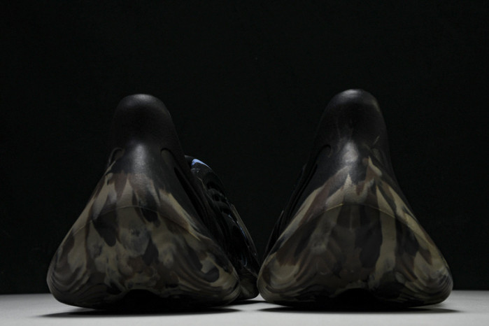 Y**zy foam runner  “mx cardon"  ld4126