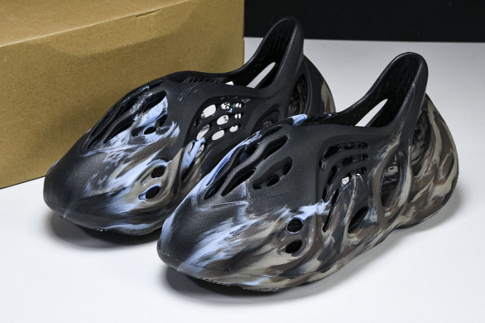 Y**zy foam runner  “mx cardon"  ld4126