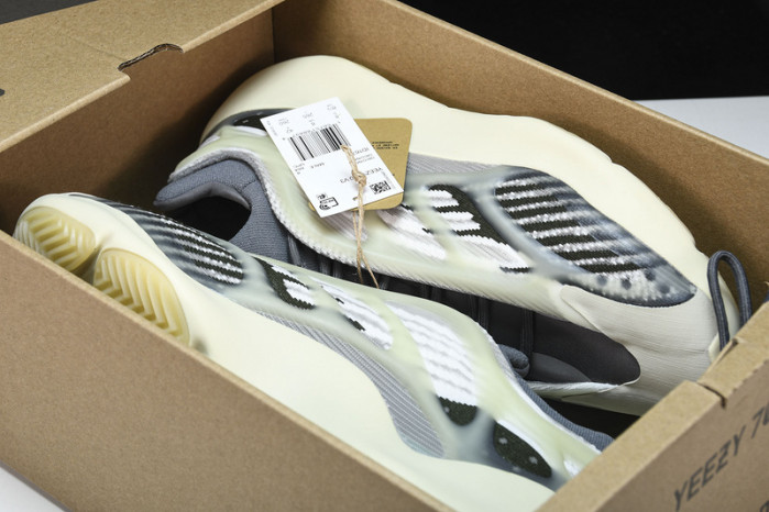 ad1d*s Y**zy 700 v3  fade id1674