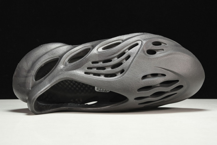 ad1d*s Y**zy foam runner “onyx” hp8739