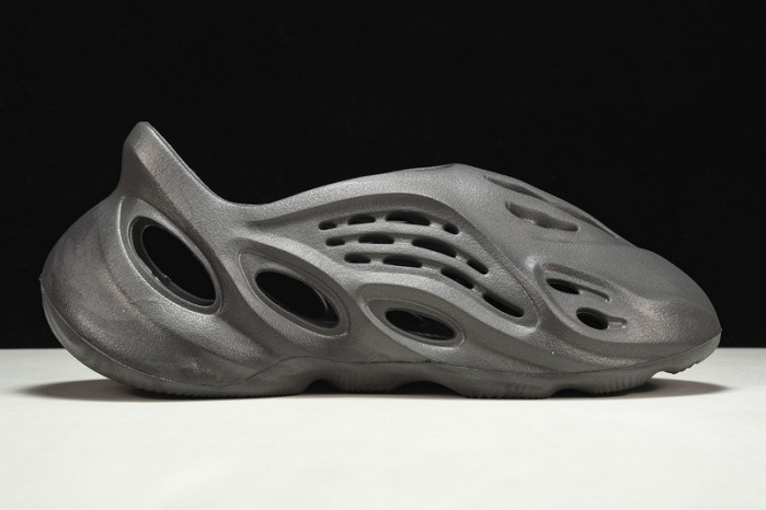 ad1d*s Y**zy foam runner “onyx” hp8739