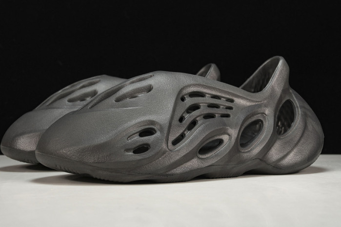 ad1d*s Y**zy foam runner “onyx” hp8739