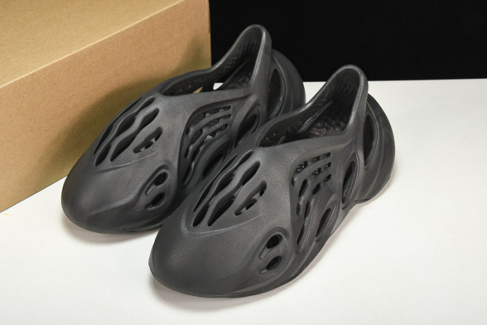 ad1d*s Y**zy foam runner “onyx” hp8739