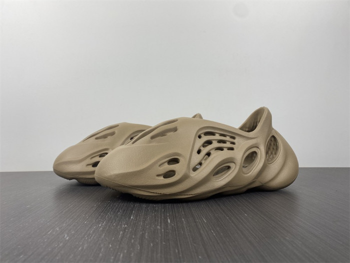 Y**zy foam runner  gy6774