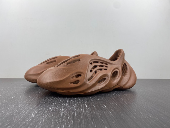 Y**zy foam runner  hp5335