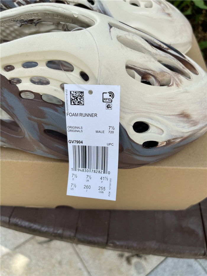 ad1d*s Y**zy foam rnnr mxt moon