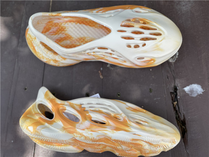 ad1d*s Y**zy foam rnnr mxt moon