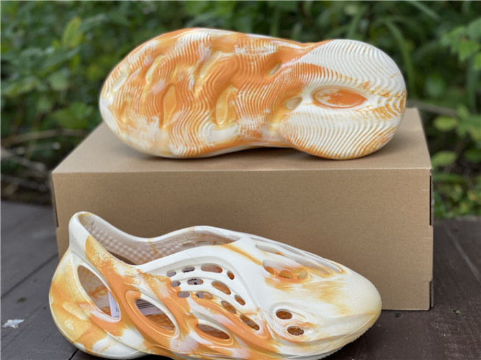 ad1d*s Y**zy foam rnnr mxt moon