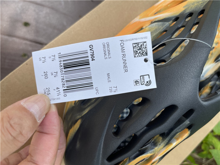 ad1d*s Y**zy foam rnnr mxt moon