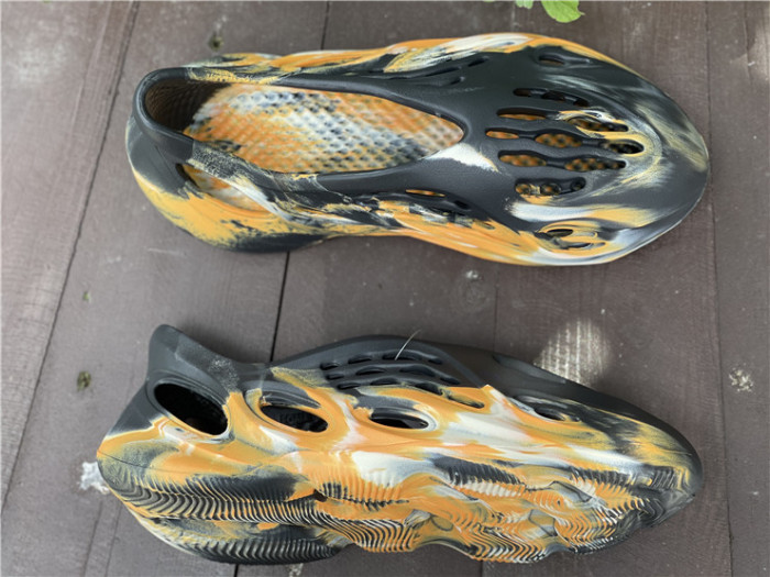 ad1d*s Y**zy foam rnnr mxt moon