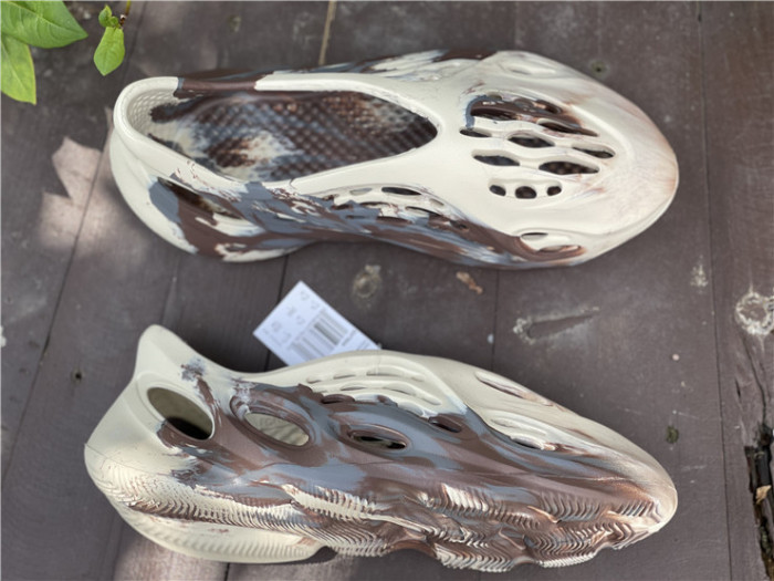 ad1d*s Y**zy foam rnnr mxt moon