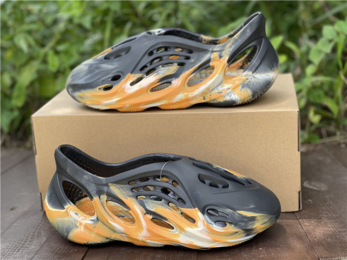 ad1d*s Y**zy foam rnnr mxt moon