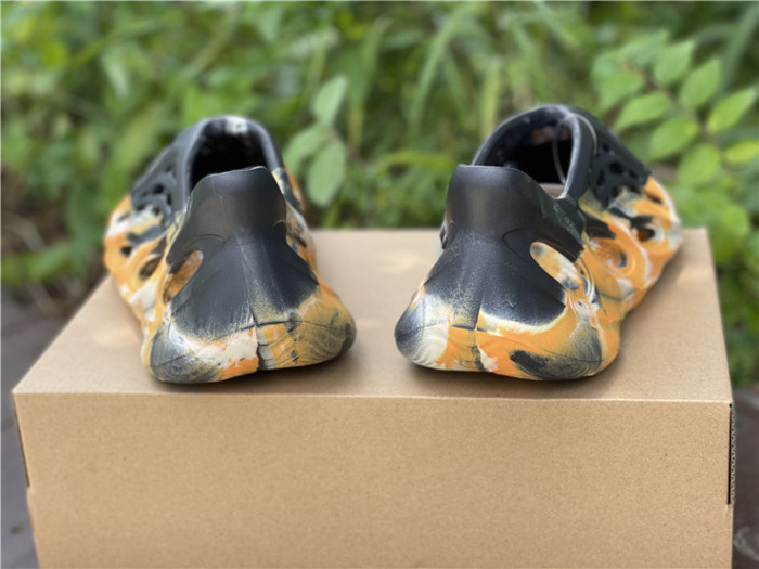 ad1d*s Y**zy foam rnnr mxt moon