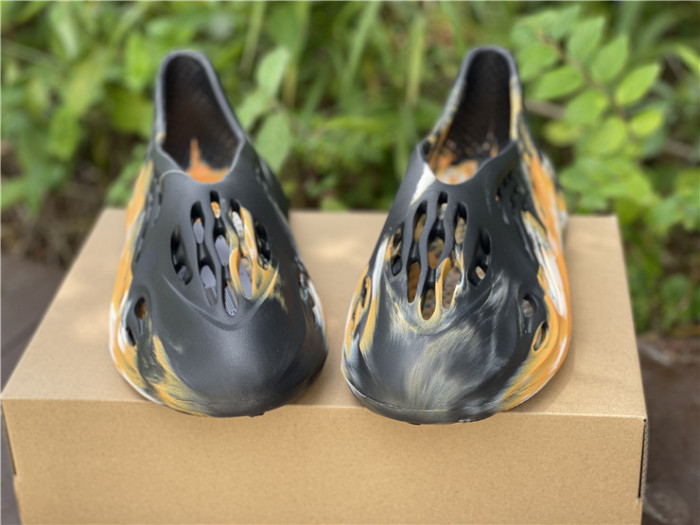 ad1d*s Y**zy foam rnnr mxt moon