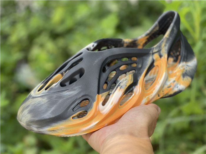 ad1d*s Y**zy foam rnnr mxt moon