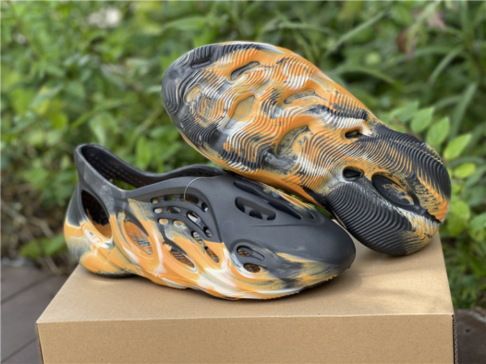 ad1d*s Y**zy foam rnnr mxt moon