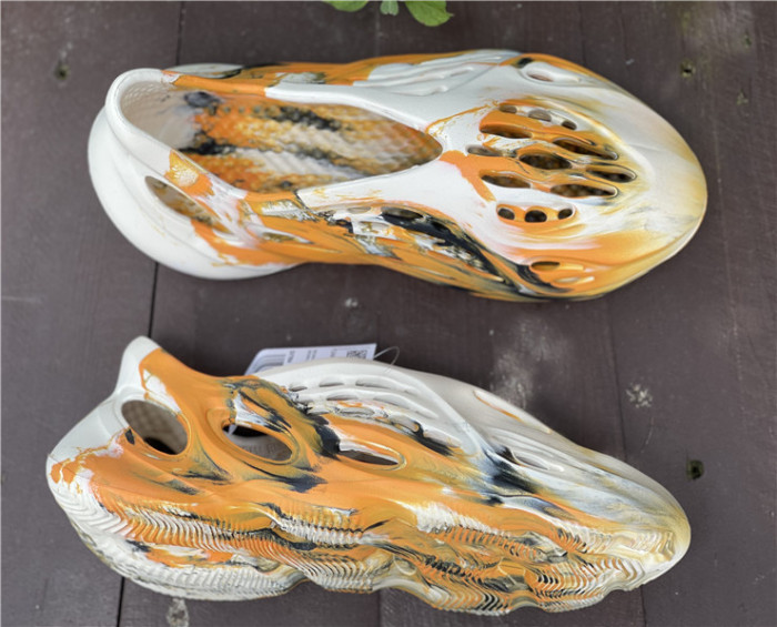 ad1d*s Y**zy foam rnnr mxt moon