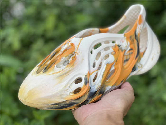 ad1d*s Y**zy foam rnnr mxt moon