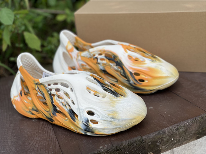 ad1d*s Y**zy foam rnnr mxt moon