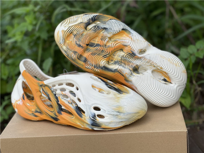 ad1d*s Y**zy foam rnnr mxt moon