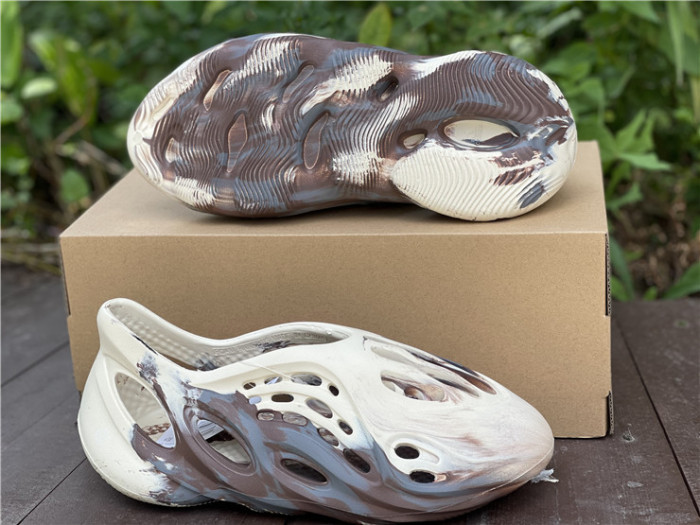 ad1d*s Y**zy foam rnnr mxt moon