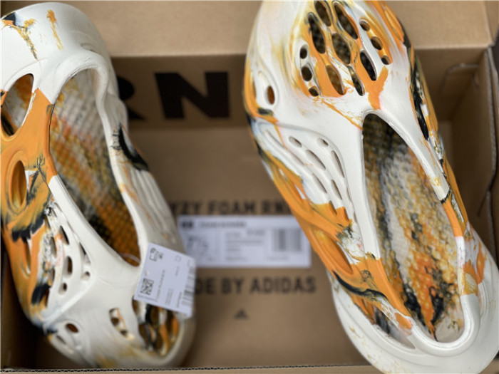 ad1d*s Y**zy foam rnnr mxt moon