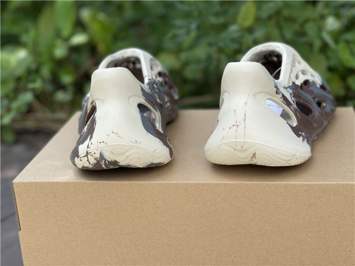 ad1d*s Y**zy foam rnnr mxt moon