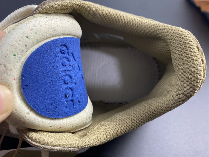 ad1d*s Y**zy boost 700 enflame amber gw0297