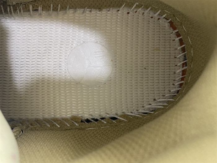 ad1d*s Y**zy boost 700 enflame amber gw0297