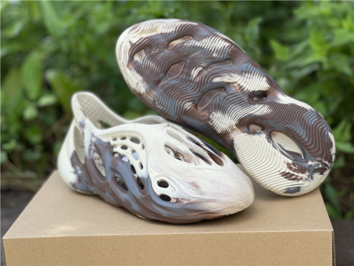 ad1d*s Y**zy foam rnnr mxt moon